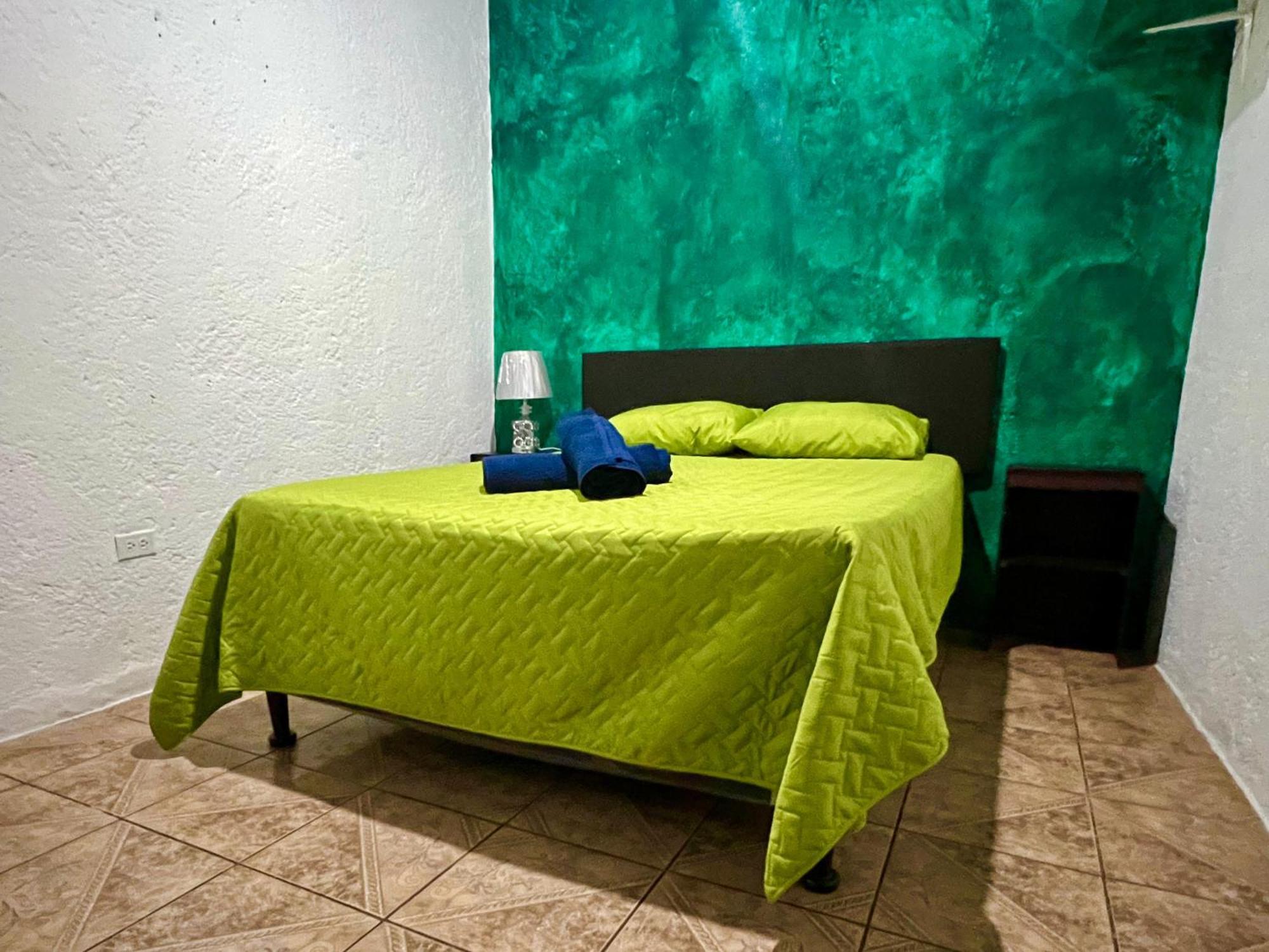Wonderland Hostel Antigua Bagian luar foto